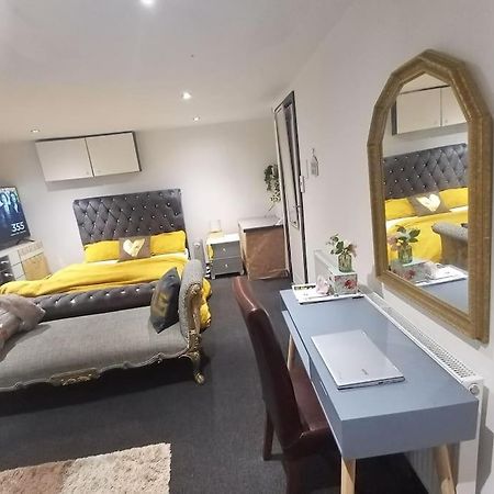 شقة A Cosy Deluxe Size Studio With Queen Size And Sofa Bed ليدز المظهر الخارجي الصورة