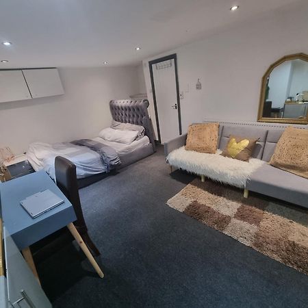 شقة A Cosy Deluxe Size Studio With Queen Size And Sofa Bed ليدز المظهر الخارجي الصورة