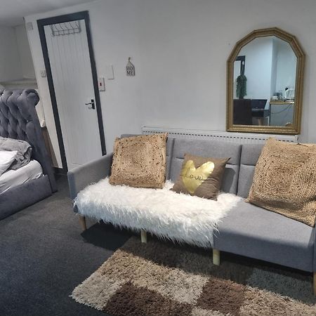شقة A Cosy Deluxe Size Studio With Queen Size And Sofa Bed ليدز المظهر الخارجي الصورة