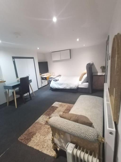 شقة A Cosy Deluxe Size Studio With Queen Size And Sofa Bed ليدز المظهر الخارجي الصورة