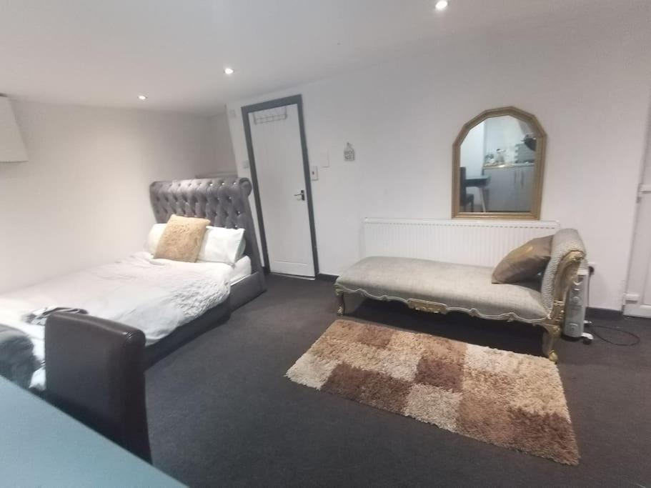 شقة A Cosy Deluxe Size Studio With Queen Size And Sofa Bed ليدز المظهر الخارجي الصورة