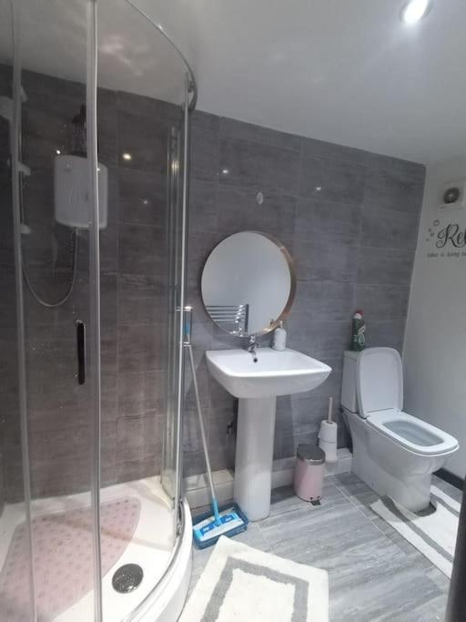 شقة A Cosy Deluxe Size Studio With Queen Size And Sofa Bed ليدز المظهر الخارجي الصورة