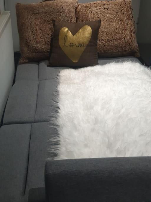 شقة A Cosy Deluxe Size Studio With Queen Size And Sofa Bed ليدز المظهر الخارجي الصورة