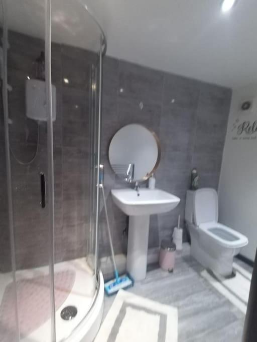 شقة A Cosy Deluxe Size Studio With Queen Size And Sofa Bed ليدز المظهر الخارجي الصورة