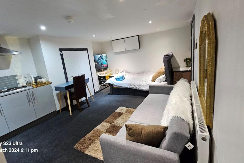 شقة A Cosy Deluxe Size Studio With Queen Size And Sofa Bed ليدز المظهر الخارجي الصورة