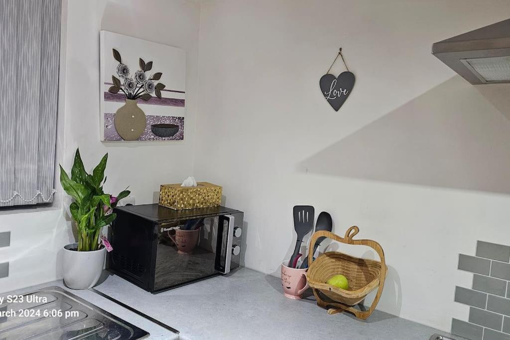 شقة A Cosy Deluxe Size Studio With Queen Size And Sofa Bed ليدز المظهر الخارجي الصورة