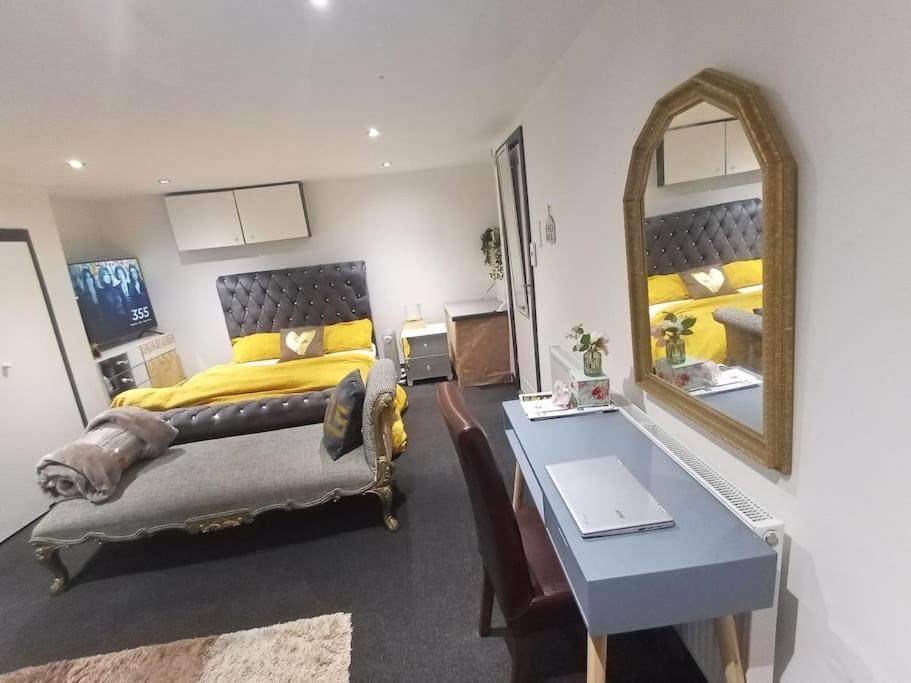 شقة A Cosy Deluxe Size Studio With Queen Size And Sofa Bed ليدز المظهر الخارجي الصورة