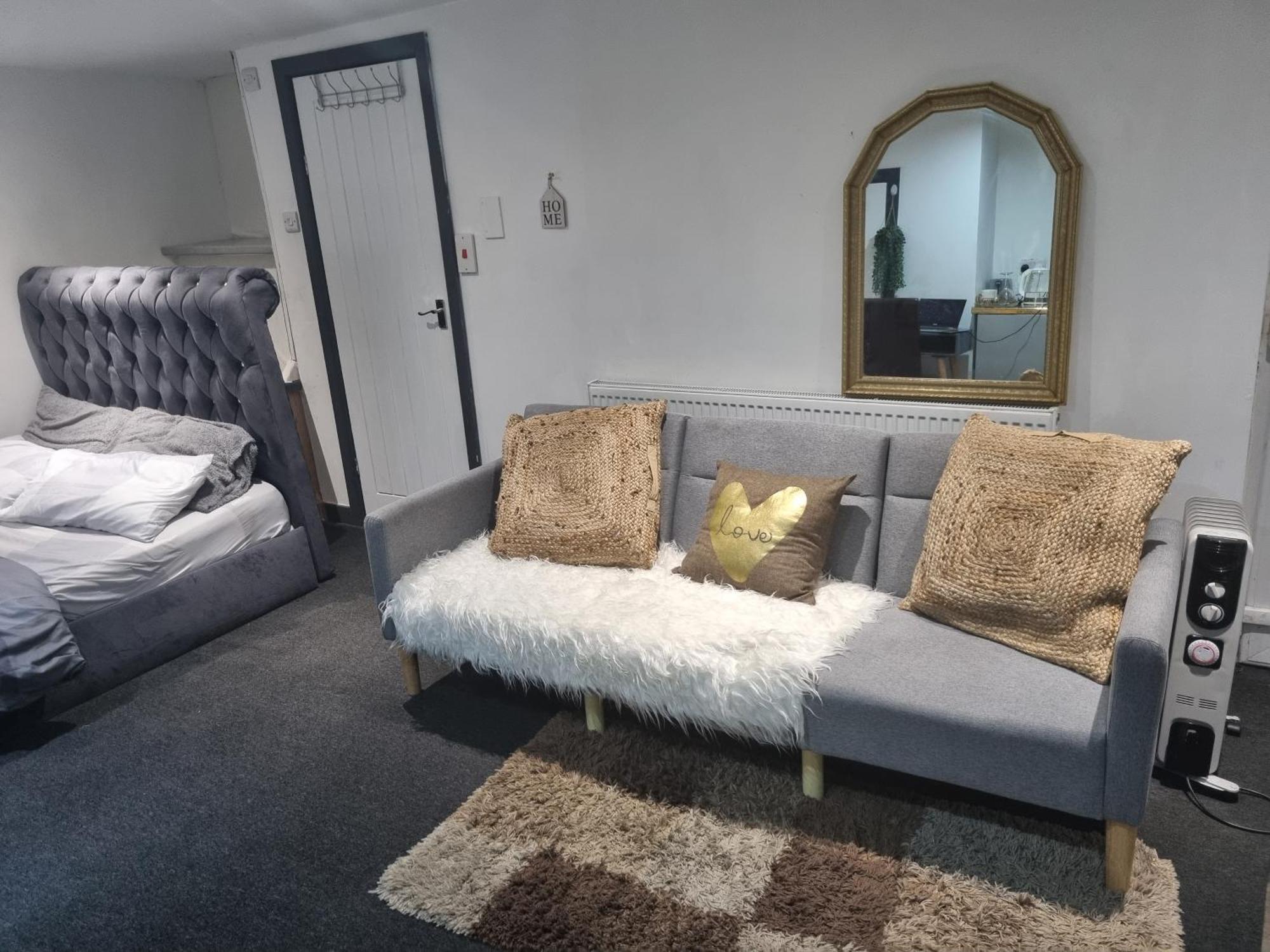شقة A Cosy Deluxe Size Studio With Queen Size And Sofa Bed ليدز المظهر الخارجي الصورة