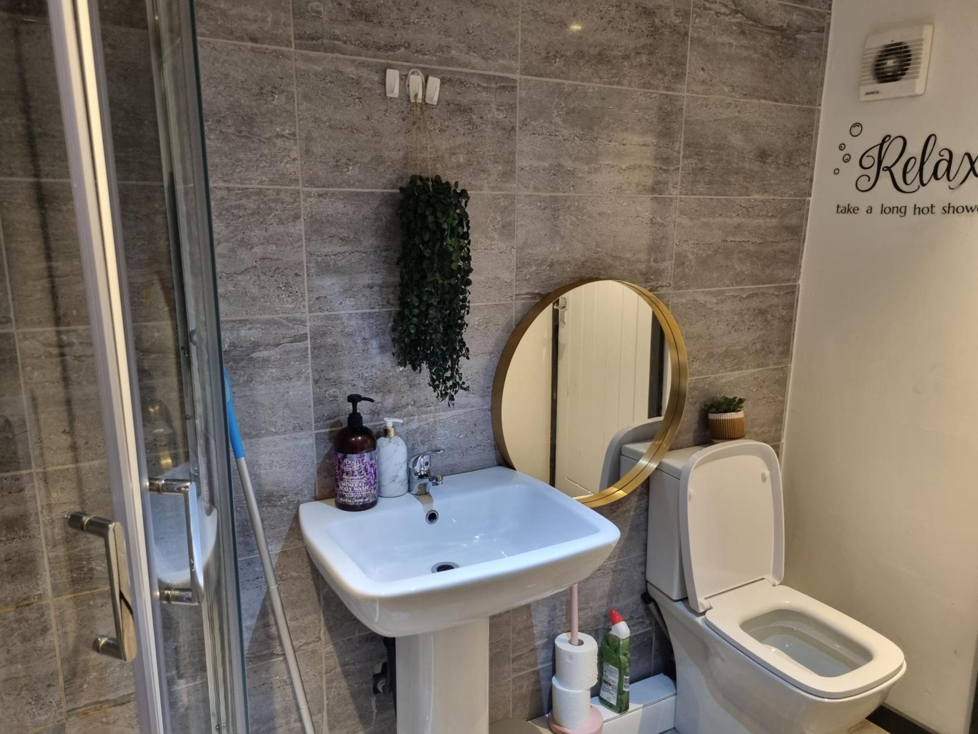 شقة A Cosy Deluxe Size Studio With Queen Size And Sofa Bed ليدز المظهر الخارجي الصورة